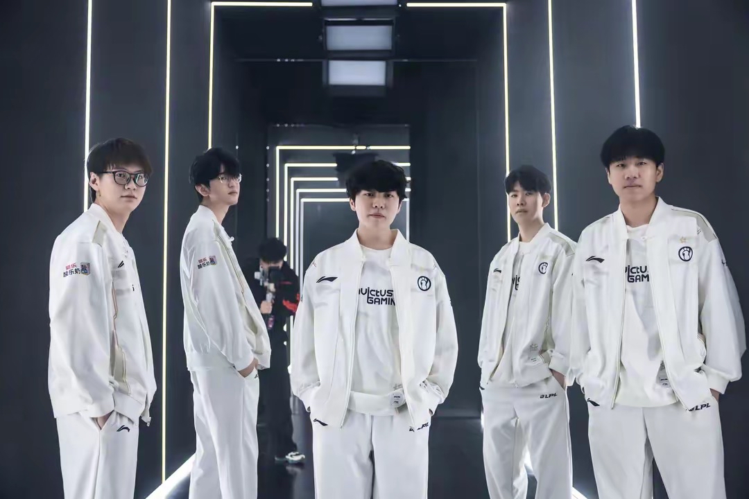 效力於皇家 效力於皇家